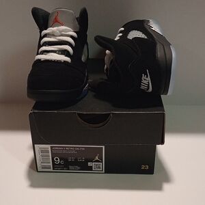 Jordan Black and White Sneakers Classic Design